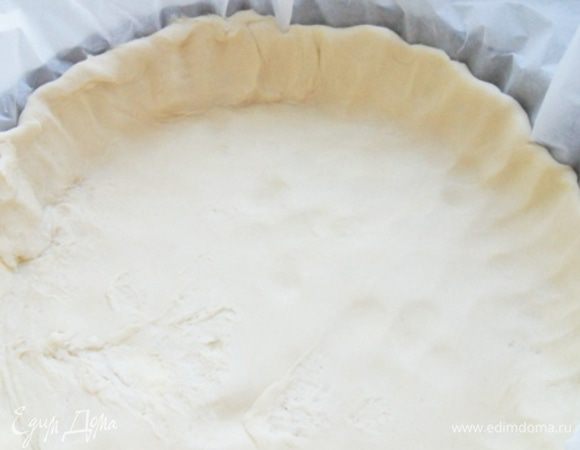 Тесто раскатать между двумя слоями пергамента, переместить в форму.