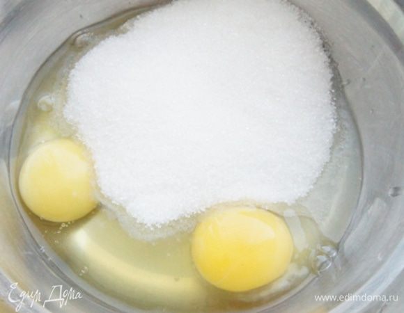 Готовим заливку для пирога.
Яйца взбить с сахаром и ванилином до белой плотной массы.