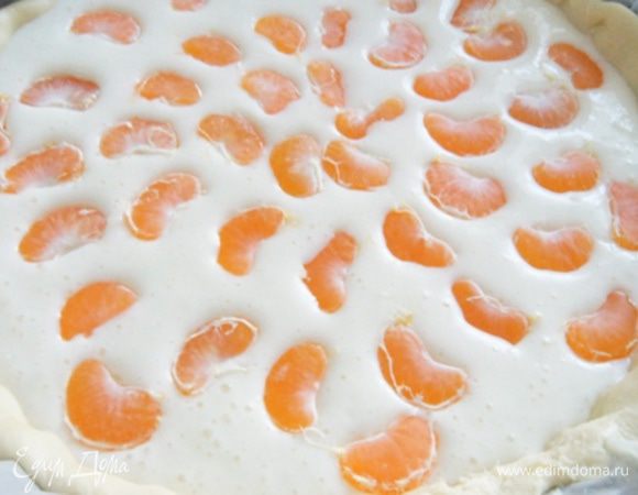 Мандарины (у меня маленькие) почистить и разделить на дольки.
На тесто вылить заливку и разложить мандариновые дольки на тесте.