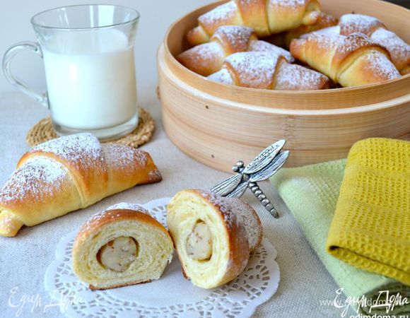 А я вам предлагаю еще попробовать вот такие рогалики-круассаны с марципаном! http://www.edimdoma.ru/retsepty/74868-rogaliki-s-martsipanom Очень вкусно!