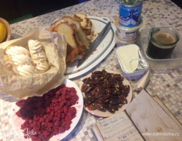 Ситуация патовая, но меня в таких случаях, как всегда, просто спасает морозилка. Хотя все это можно раздобыть в любом магазине за 10 мин. И за 30 приготовить, оставить застывать до вечера в холодильнике и "та-дааам" , опять Вы Королева по имени "ну как ты это успеваешь??". В моих сусеках были:
1) песочный сахарный рождественский кулич из Даниловского монастыря (уже разрезан на фото слайсами, тоже самое делайте с кексом или также полосатым рулетом, его тоже можно использовать. У меня есть даже праздничный усложнённый вариант с ним тут http://www.edimdoma.ru/retsepty/72485-prazdnichnyy-trayfl);
2) в моей морозилке хранятся меренги на случай атомной войны, как в этот раз, им там ничего не делается, они не замерзают, не сохнут... (привет любителям Павловой и Киевского торта, рецепты у меня эти тоже можете посмотреть) 
3) в той же морозилке были замороженная малина и пакетики с разными орехами (все думаю в курсе, что орехи лучше всего хранить в морозилке) 
4) в магазин сбегала, купила сливочный сыр, очень похожий по вкусу на канувшую в бездну санкций Филадельфию. Я взяла Violette от Карат, но это не принципиально; можно и Маскарпоне взять, но я очень люблю делать десерты с лёгкой соленой ноткой. 
5) банка обыкновенной сгущёнки; 
6) 2 упаковки жирной сметаны по 200-250 г;
7) и кофеварка мне сварила двойной кофе (привет любителям Тирамиссу) 
