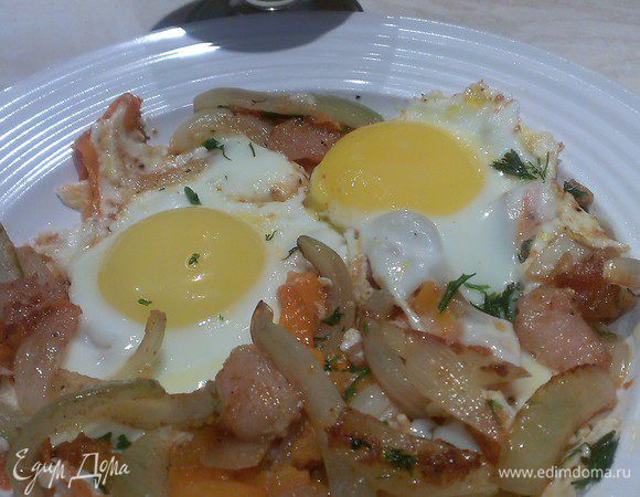 Если сало не слишком соленое, то яйца лучше подсолить. Выключаем огонь, посыпаем рубленной зеленью. 
Я люблю такую яичницу с тостами и крепким кофе, а мой муж с томатным соком. А вы?
Приятного аппетита! 
