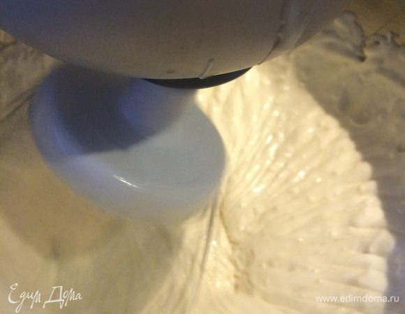 Ну всё! Начинаем! Ждем, когда сливочный сыр согреется (если нет времени, постарайтесь взять в магазине упаковку не из глубины полки, тогда возможно она будет не сильно холодная, что даст вам временное преимущество при взбивании минут эдак на 5!), или если все было не так драматично по времени — просто достаньте коробочку за час, два, три до готовки. Взбиваем вместе сыр, сгущенку, сметану. Любите сладко — добавьте ещё немного сахара, но мне кажется банка сгущёнки полностью удовлетворит. 