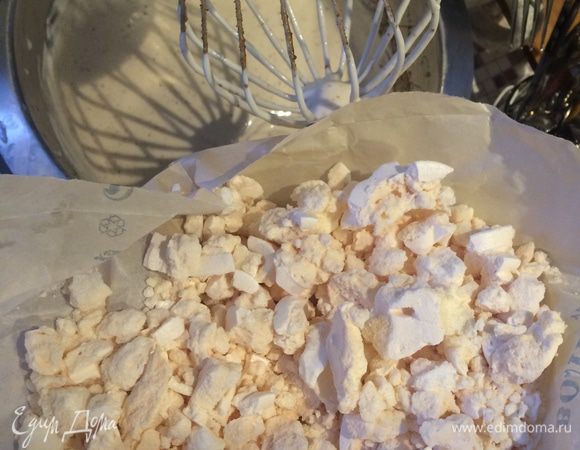 Крошим меренги произвольно и вмешиваем вилкой или ложкой в наш крем, туда же можно половину орехов отправить (орехи обжарила по-быстрому). Я все орехи отправила только в верхний слой, чтобы один из гостей — ореховый аллергик, мог просто отдать этот слой супруге. 