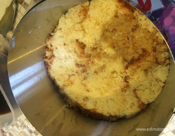 Выкладываем дно формы нашим кулечом/кексом/рулетом по принципу тетриса, чем хороши такие изделия — они почти, как пластилин податливы. Дырочки затыкаем кусочками поменьше. Столовой ложкой поливаем по чуть-чуть кофе. Или как делает кондитерский гуру француз Кристоф Мешалак, макаем кисточку в кофе или сироп и ей тыкаем в корж, так конечно получается идеально, но в этот раз времени не было, поэтому полила ложкой. 