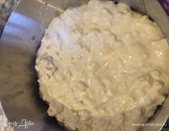 Треть крема на первый слой "коржа".