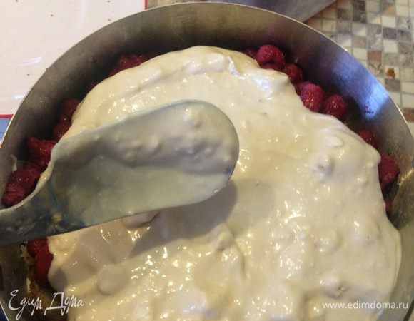 Дальше пошла малина и вторая треть крема. Не заморачивайтесь, если не успели разморозить малину (или вишню кстати), ну протечет она в ваш второй "корж", и что? Станет пропитаннее, можете под замороженную поменьше кофе лить.  Крем ..на малину пошла половинка от последней трети. 