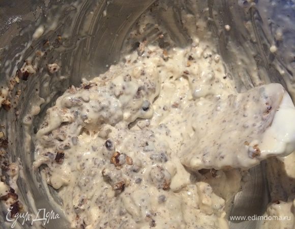 Как я и оговаривалась, все орехи у меня пошли в последнюю порцию крема. 