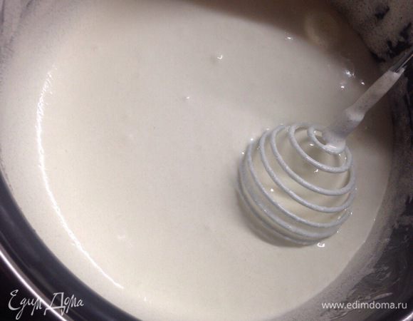 Готовим крем: яйца хорошо растереть с сахаром.