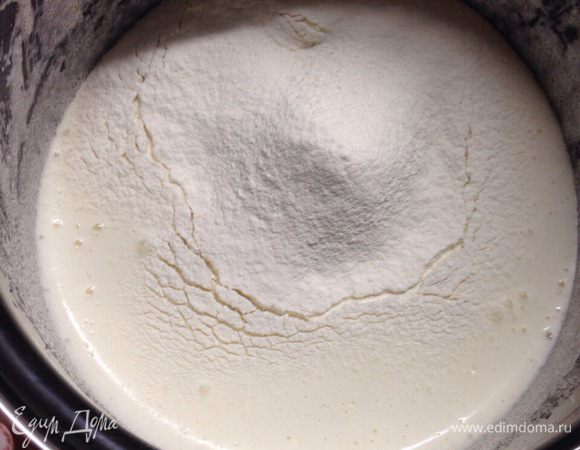 Всыпать муку аккуратно перемешать.