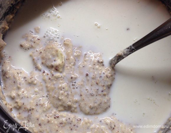 Добавить размягченное сливочное масло и молоко.