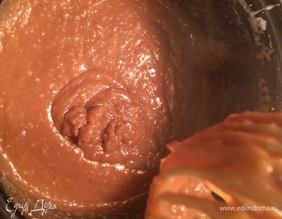 Ставим на маленький огонь и варим до загустения, периодически помешивая чтобы не подгорел.