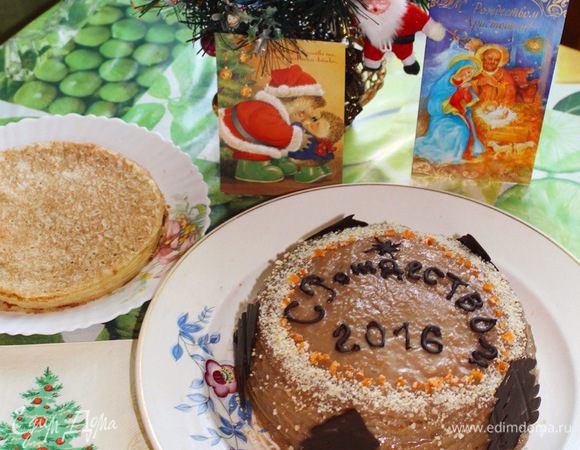 Смазываем каждый блинн остывшим кремом. И ставим на 6-10 часов на пропитку.
Украшаем торт.