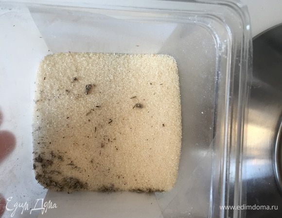 Для того, чтобы мой бисквит буквально впитал в себя изысканный аромат лаванды, я за сутки до этого растолкла цветочки в ступке и поместила в контейнер с сахаром, который использовала в выпечке рулета.