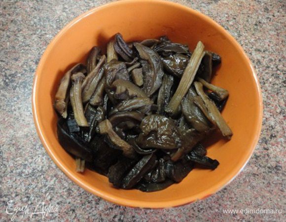 Отваренные грибы и лук мелко нарезать.