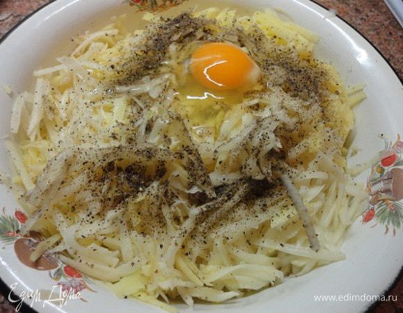 Очищенный картофель натереть на крупной терке, добавить муку, яйцо, соль, перец и хорошо перемешать.