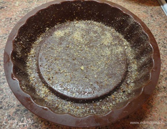 Форму для запекания (такую, чтобы потом можно было перевернуть, лучше силиконовую) смазать растительным маслом и обсыпать панировочными сухарями.