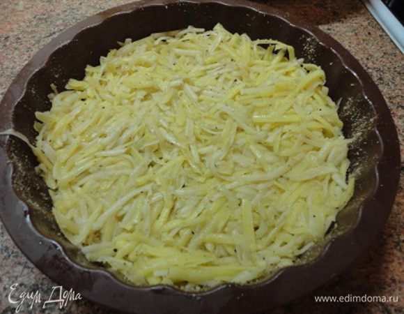 Выложить половину картофельной массы.