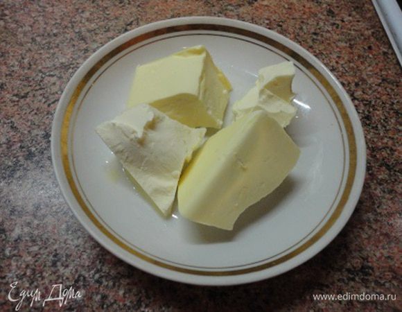 Этого времени хватит, чтобы приготовить соус. Сливочное масло (мягкое) разделить на три-четыре части.