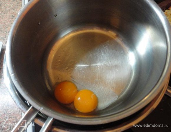 Сотейник с яичными желтками и лимонным соком поставить на водяную баню и растереть деревянной или силиконовой лопаткой. В течение всего времени приготовления соуса на водяной бане вода не должна (!) кипеть.