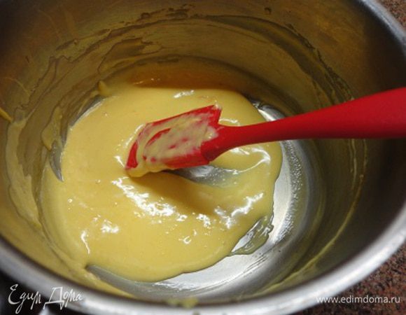 Не прекращая растирать желтки, добавить одну часть сливочного масла и помешивать, пока желтки не "поглотят" это масло. Только потом добавить следующую часть масла. И так до конца. Когда соус загустеет, снять сотейник с водяной бани и, продолжая помешивать, добавить сметану или сливки и соль.