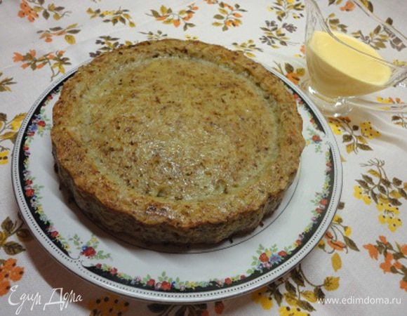 Готовую запеканку слегка остудить, перевернуть, разрезать на порционные куски и подавать с соусом или сметаной.