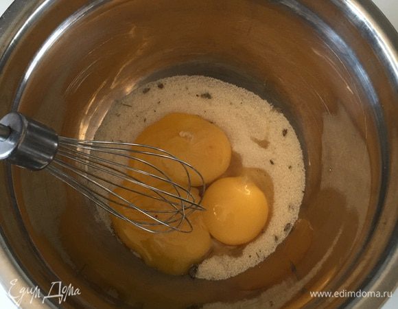 Итак, бисквитный рулет. Духовку на 200°C включаем. Противень застилаем пергаментом. Отделяем желтки от белков. Сначала взбиваем желтки с 40 г ароматизированного сахара. 