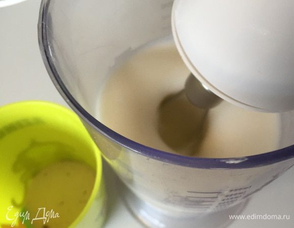 Беремся за белки. Сначала взбиваем просто белки до пены. Потом потихоньку вводим оставшийся сахар. 