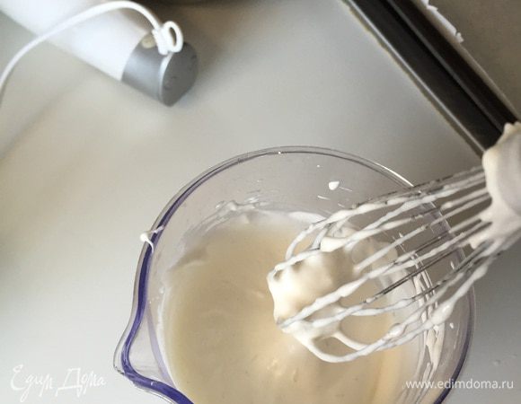 Продолжаем взбивать до крепких пиков.