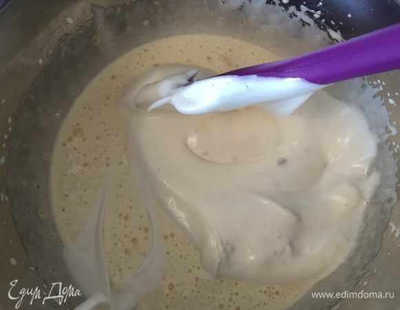 Соединяем две получившиеся массы в несколько приемов.