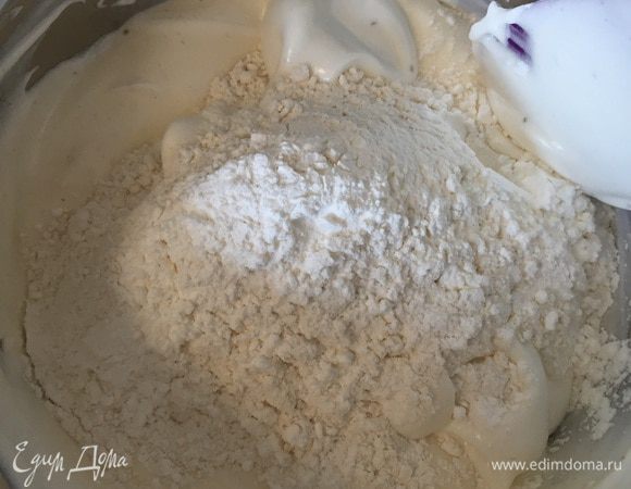 Потом аккуратно вводим просеянную муку с крахмалом. Хорошо, но аккуратно вымешиваем.