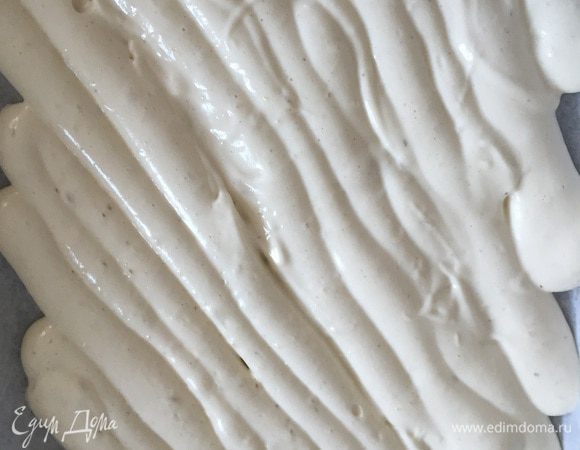 На противень будем тесто выливать, высаживая из кондитерского мешка полосочки по диагонали. У меня с этим делом не так аккуратно получилось, мне показалось, что тесто было немного жидковатым и красивые ровные полосочки высадить не удалось. Но на готовом изделии эта моя неудача была незаметна.