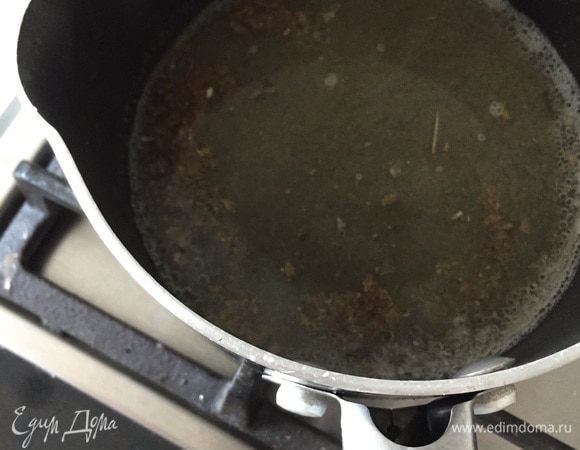 Пока пекся бисквит, неплохо бы было и пропитку сварить. Для этого просто на огонь ставим воду с нашим ароматизированным сахаром и лимонным соком, доводим до кипения и варим минут пять на небольшом огне до легкого загустения.