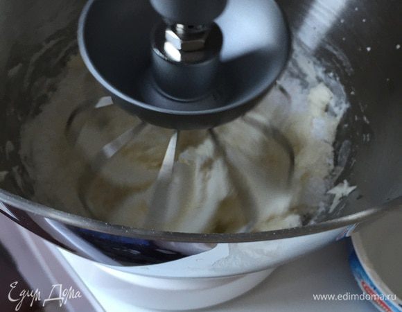 Теперь крем: он очень простой, но очень вкусный на мой взгляд. Хорошо взбиваем маскарпоне, потом добавляем пудру, сахар, цедру и сок лимона и еще раз взбиваем. Вот и все — нежный, воздушный и ароматный крем готов!