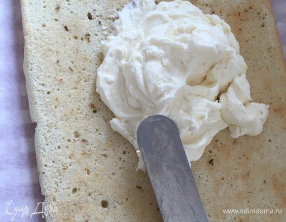 Потом распределяем весь крем.