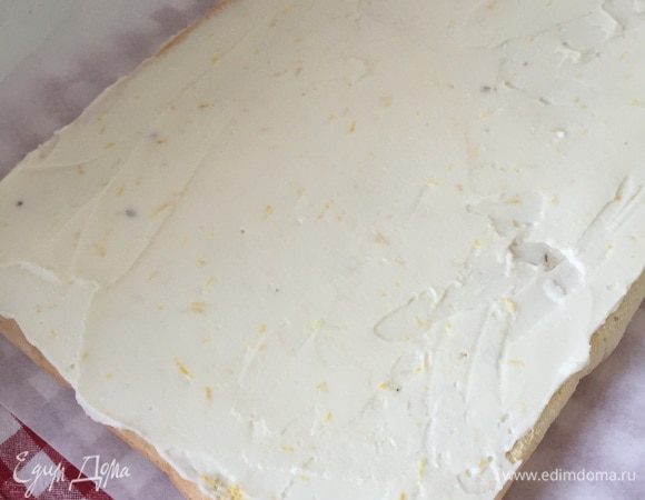 Равномерно по всему бисквиту.