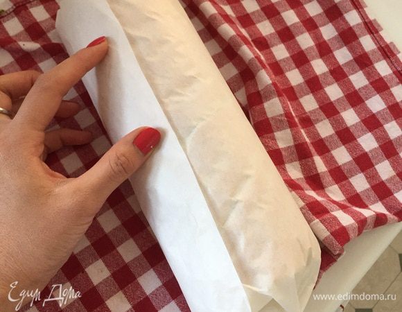 И собственно сворачиваем рулет (бумагу надо вытаскивать постепенно, она нам внутри самого рулета ни к чему). Потом делаем вот такую конфетку-колбаску и отправляем ее в холодильник минимум на полчаса.