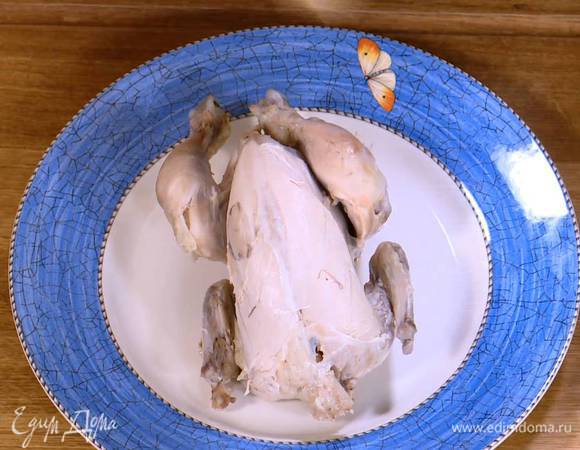Тушку цыпленка отварить целиком до готовности.