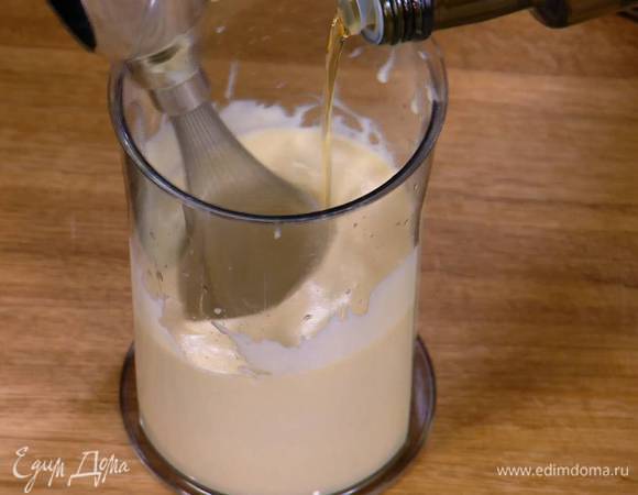 Приготовить майонез: яйцо соединить с васаби, половиной сока лайма и взбить все блендером с насадкой-венчиком. Продолжая взбивать, тонкой струйкой вливать оливковое масло. Когда масса загустеет, не прекращая взбивать, влить арахисовое масло и взбить еще немного, затем добавить соевый соус и перемешать все ложкой.