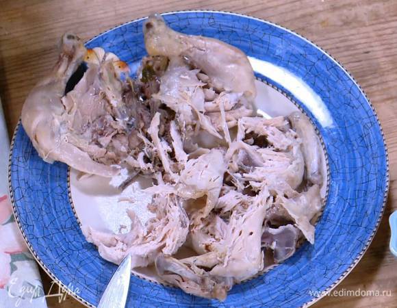 С готового цыпленка снять кожу, накрыть пищевой бумагой и постучать по нему, затем разобрать на небольшие кусочки и волокна.