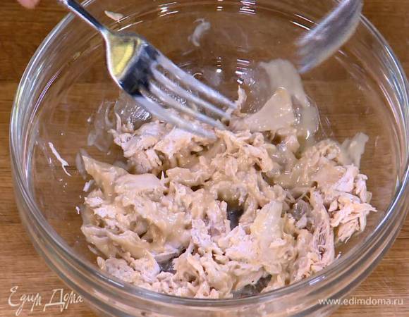 Кусочки цыпленка смазать 1 ст. ложкой майонеза и дать мясу пропитаться.