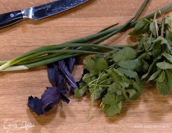 Листья кинзы, мяты и регана порвать руками.