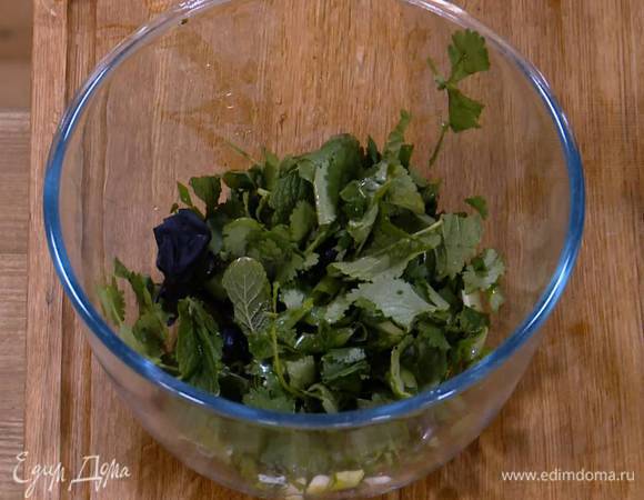 Всю зелень выложить в глубокую посуду, полить оставшимся соком лайма и перемешать.