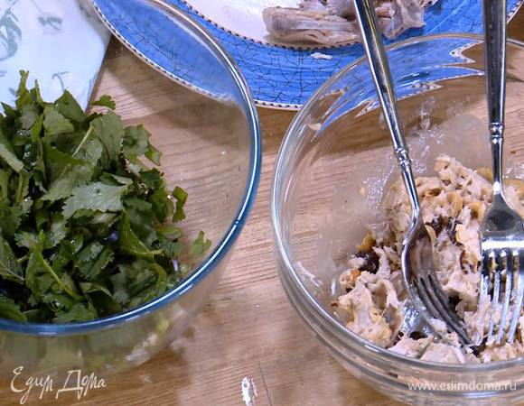 Изюм и орехи добавить к куриному мясу, все перемешать.