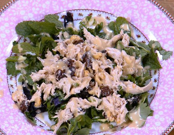 На тарелку выложить замаринованную в соке лайма зелень, сверху поместить цыпленка с орехами и изюмом и слегка полить майонезом.