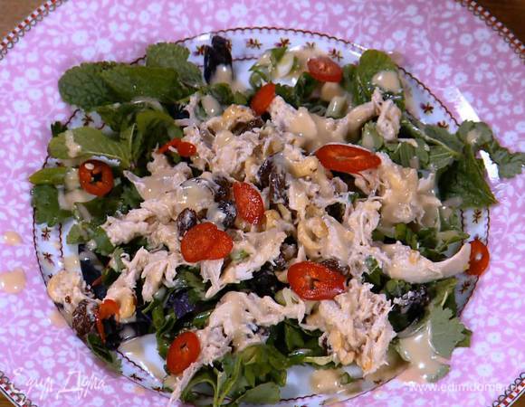 Перец чили нарезать тонкими колечками и выложить сверху на салат.