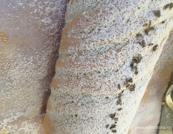 Потом достаем, разворачиваем, посыпаем сахарной пудрой, украшаем цветочками лаванды, аккуратно нарезаем и вкушаем! Очень нежно и изысканно, ароматно!! Фото в таком ракурсе, чтобы полосочки показать;)