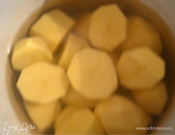 Картофель чистим и отвариваем в кипящей воде до готовности.