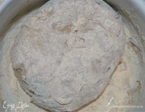 Замешиваем тесто. Яйцо смешиваем с сахаром и солью, добавляем молоко и масло, просеянную муку. Замешиваем довольно плотное тесто.