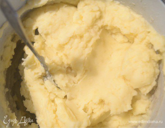 Вареный картофель перетираем в пюре. Добавляем соль, яйцо, масло и молоко. Вот и готова наша намазка!